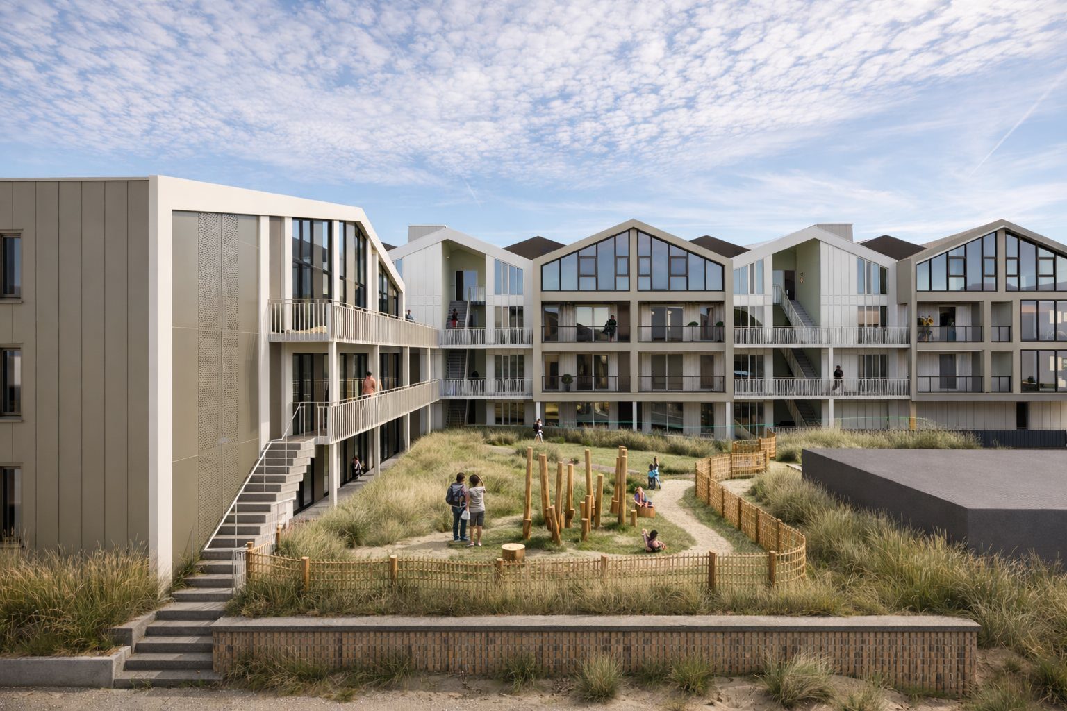 Impressie van de binnentuin met duingras en speelplek, omringd door de appartementen