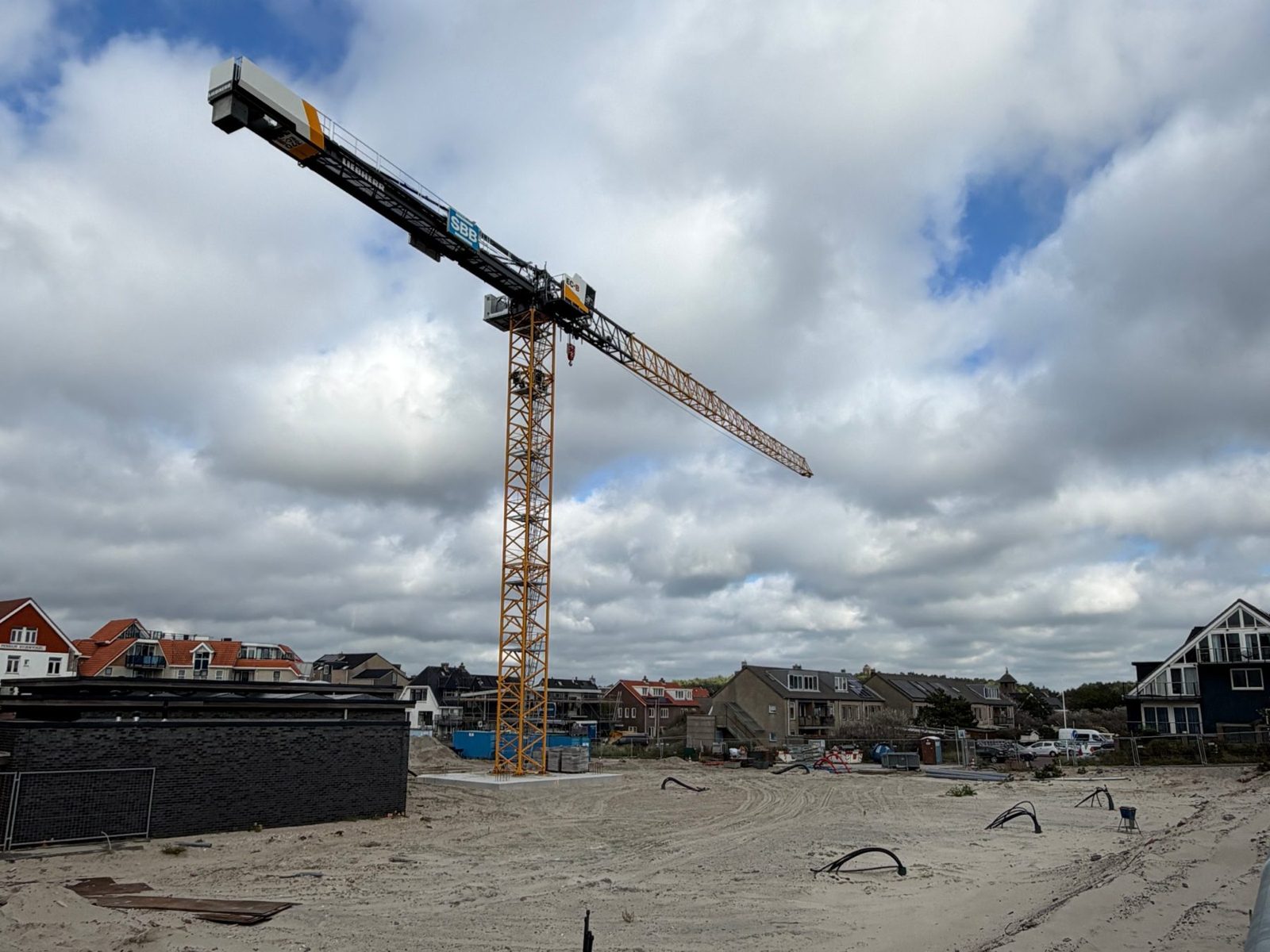 De bouwplaats van Strand Residence in Bergen aan Zee, met de bouwkraan van SBB