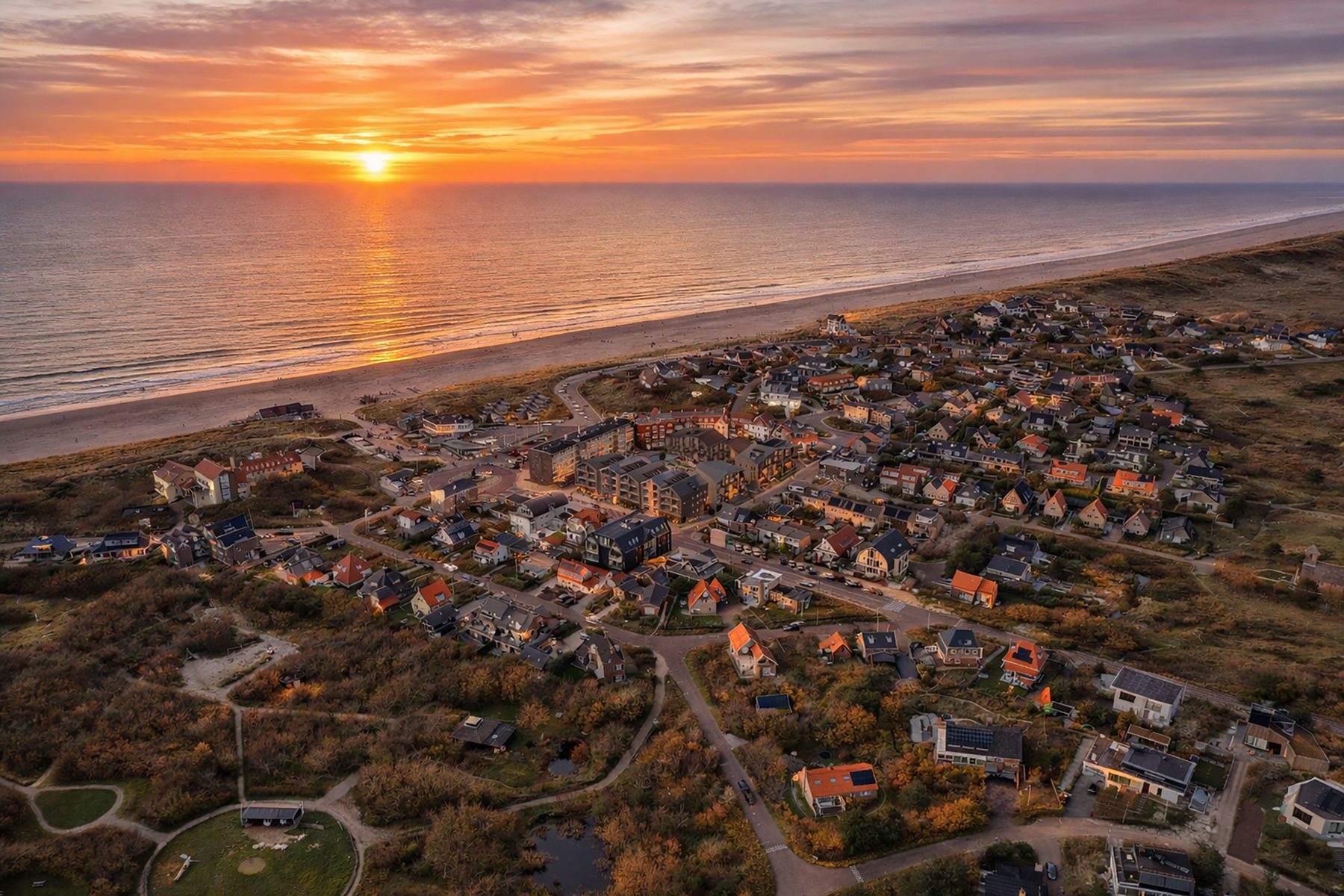 Luchtfoto van Bergen aan Zee bij zonsondergang, met Strand Residence in het centrum van het dorp